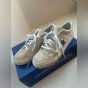 ADORABLE ONE STAR CONVERSE!!